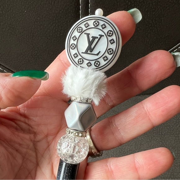 Round Circle Beaded Pen - Black and White - Handmade - Picture 3 of 8